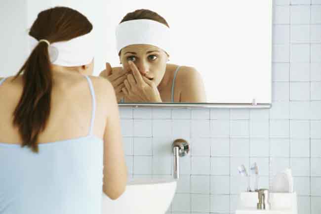 आइने के सामने लगाएं लेंस
